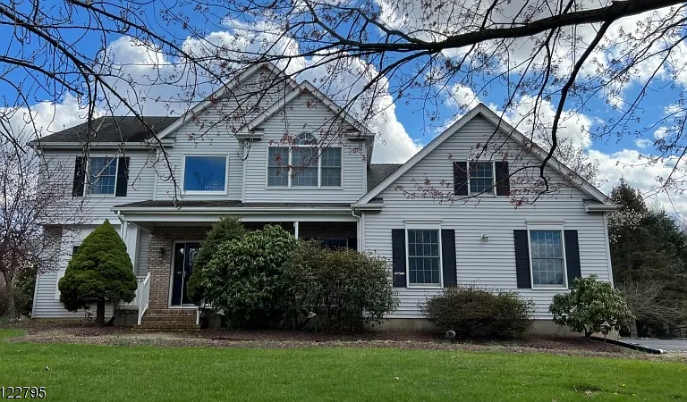 9 Collins Dr — Photo 1