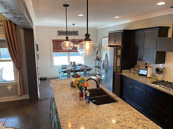 5th image of 1073 Upchurch Dr