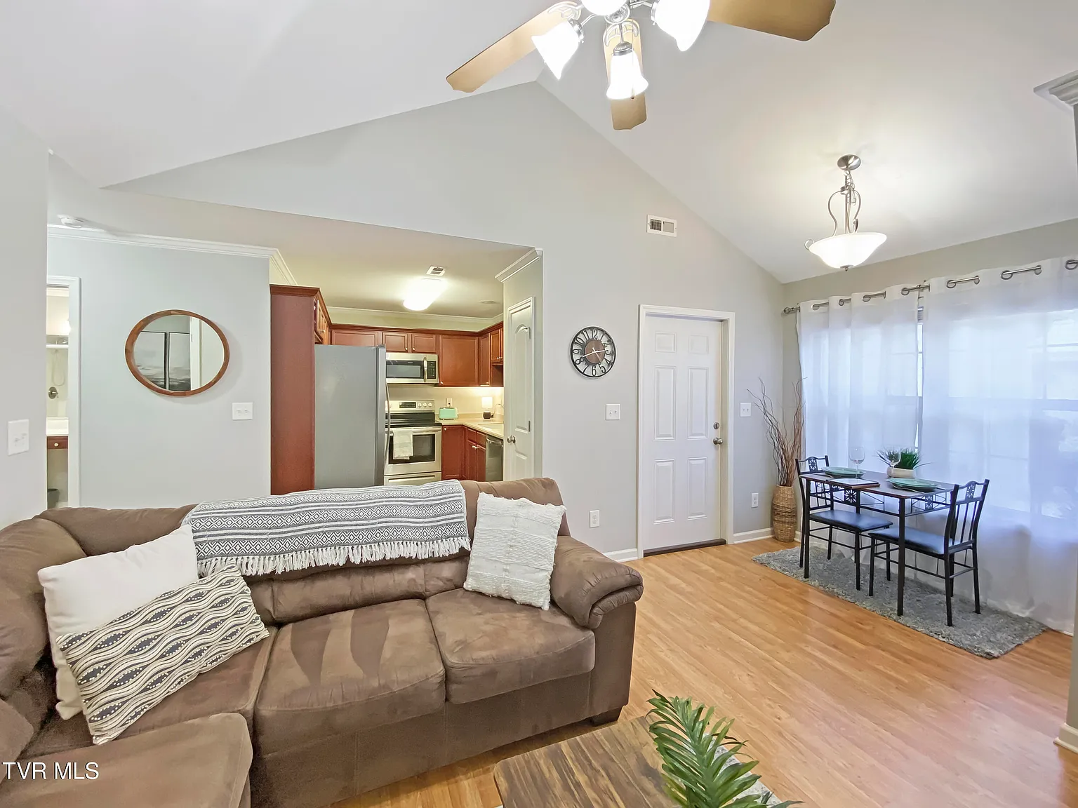 1 bed, 780 sqft, $1,600 — Photo 4