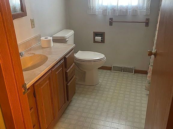 3rd image of 1307 W Lincoln Way