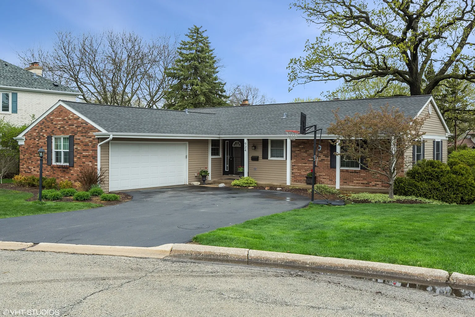 924 Lawn Cir photo 1
