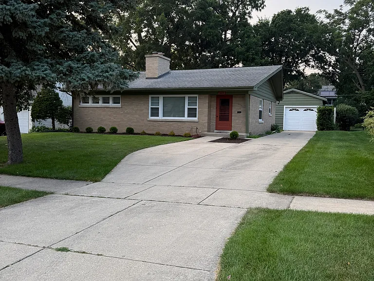 1029 E Liberty Dr — Photo 1