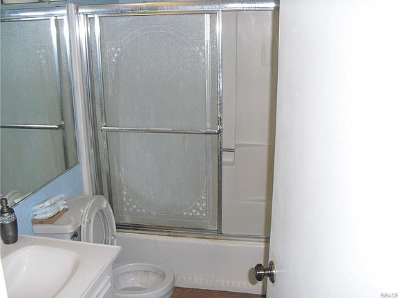 4th image of 689 Highland Ln