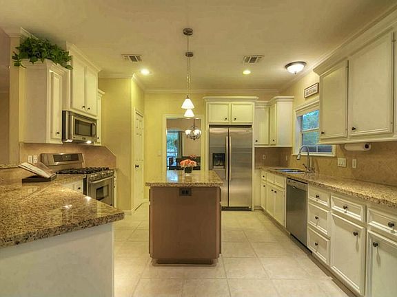 3rd image of 1407 Sue Barnett Dr