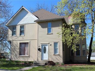 112 W 5th St, Cameron, MO 64429