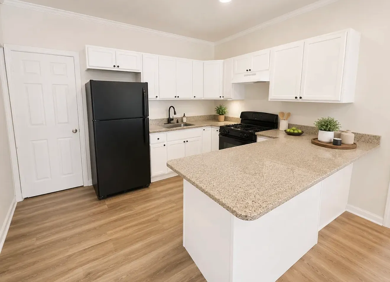 5 bed, 1.5 bath, 1726 sqft, $2,000 — Photo 3