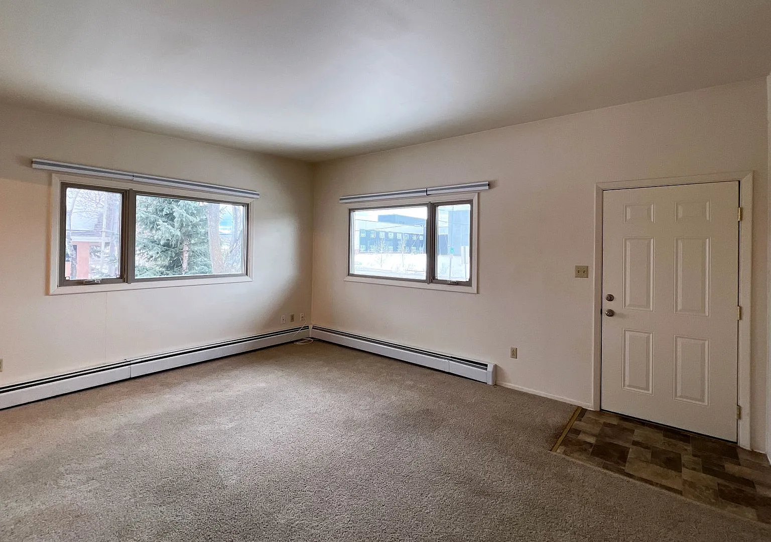 Adorable 3 bedroom 1 bathroom Top Level Unit — Photo 3