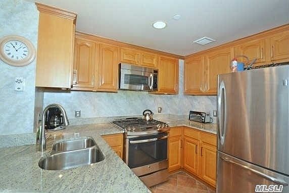 2nd image of 116-24 Grosvenor Ln #4