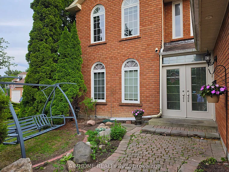 49 Holbrook Ct — Photo 2