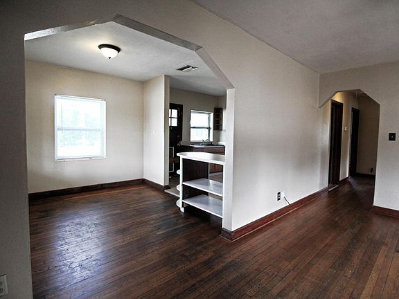 4th image of 401 E Strawbridge Ave