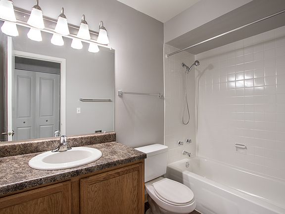 Full Bathroom with Tub