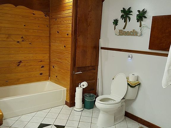 5th image of 410 Hickory Ln