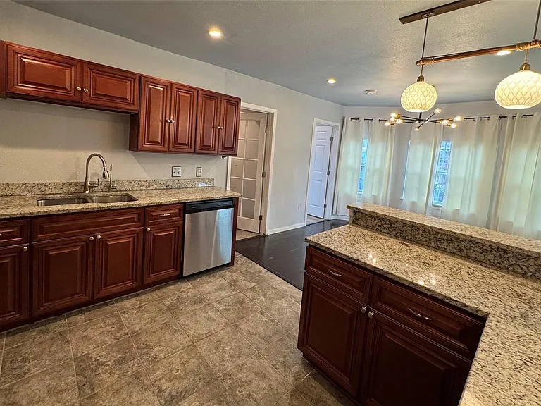 1402 Mardell St — Photo 4