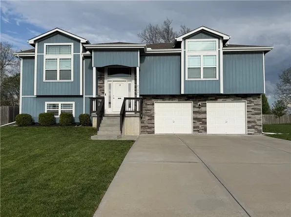 21401 Noble St, Spring Hill, KS 66083