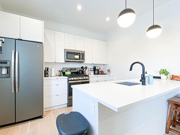 2nd image of 1656 W Summerdale Ave #1