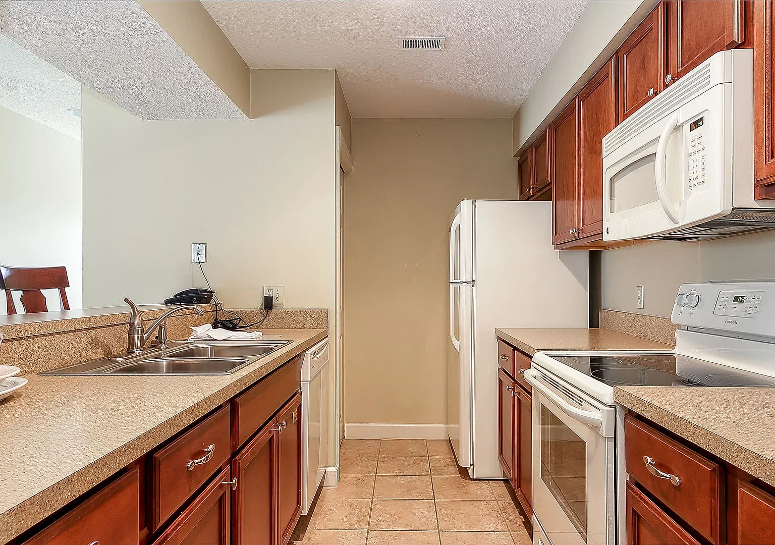 2 bed, 1400 sqft, $1,600 — Photo 2