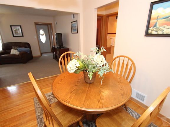 5th image of 804 15th Pl NE