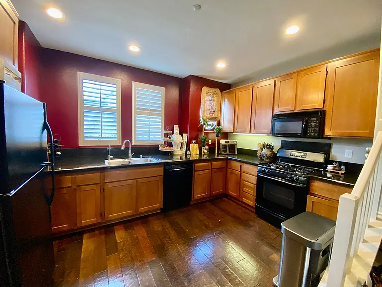 1357 Abbey Ln — Photo 8
