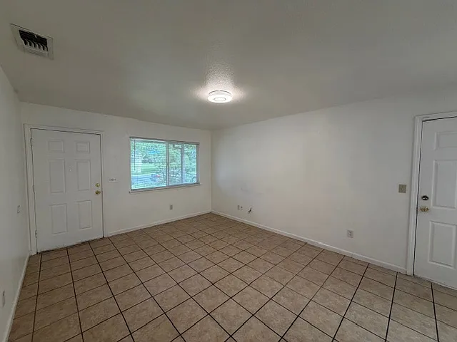 513 N Riverside Dr #1 — Photo 3