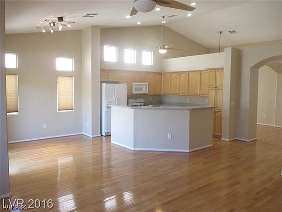 4th image of 9658 Emeraude Ave