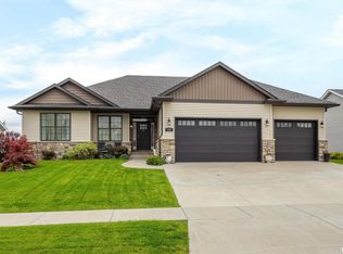 720 Deer Woods Dr, Davenport, IA 52802