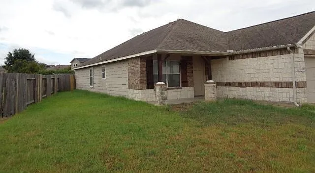 4 bed, 2.5 bath, 1795 sqft, $1,900 — Photo 2