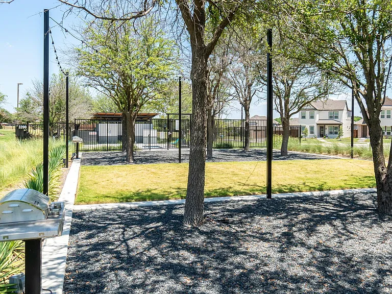 908 Utica Dr — Photo 45