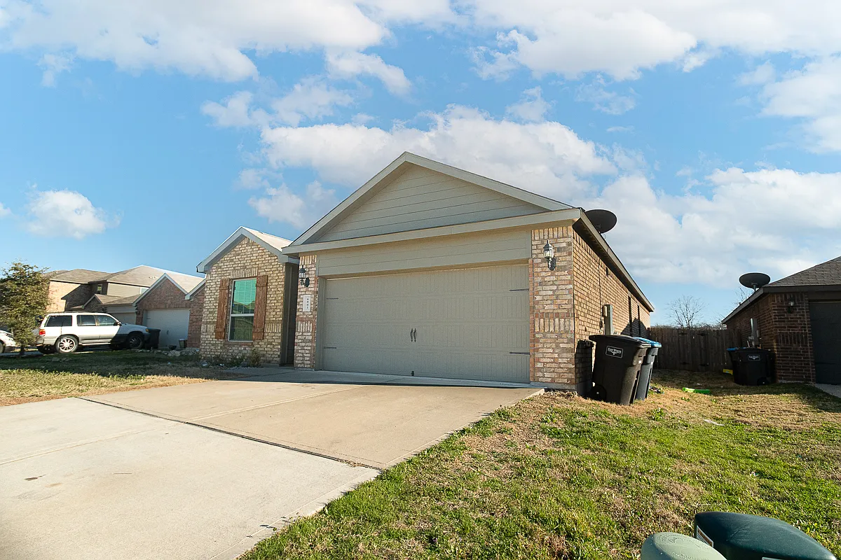 3 bed, 1636 sqft, $2,200 — Photo 1