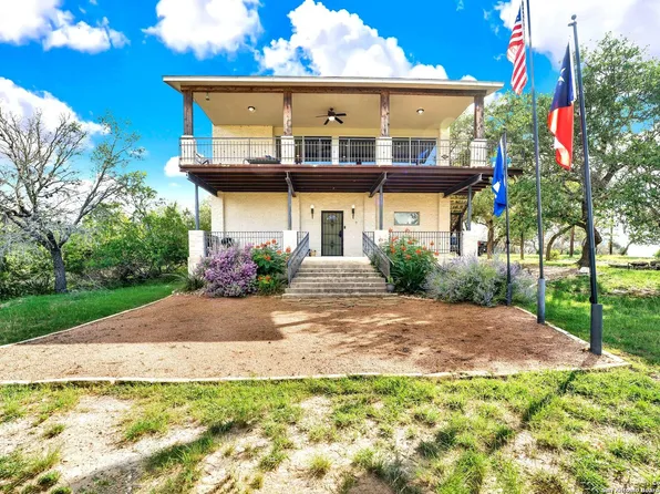 518 Park, Bandera, TX 78003