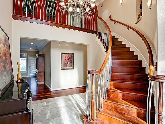 5th image of 1001 Greenbriar Dr
