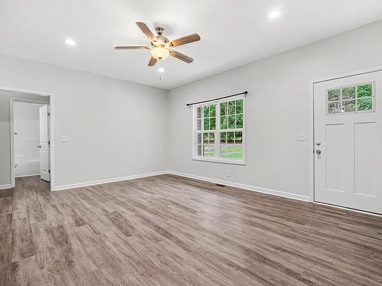324 N Milford Rd — Photo 2