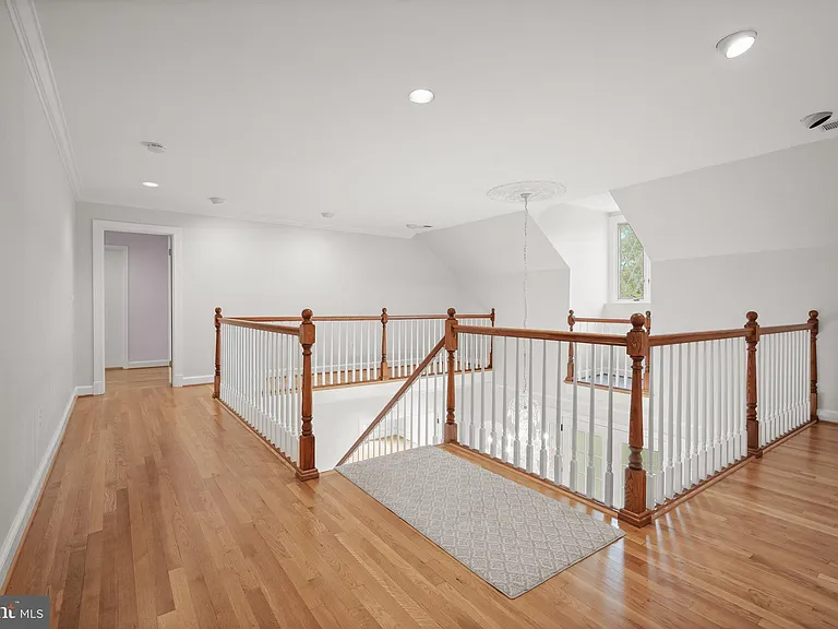9809 Hall Rd — Photo 43