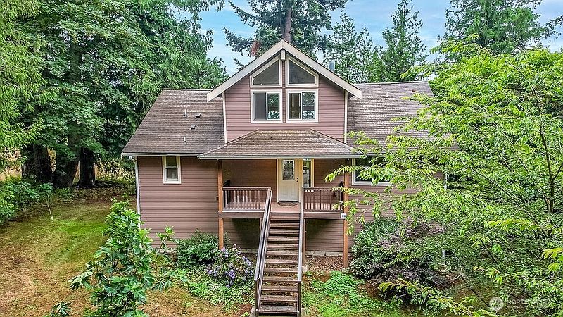2nd image of 8 W Gedney Way