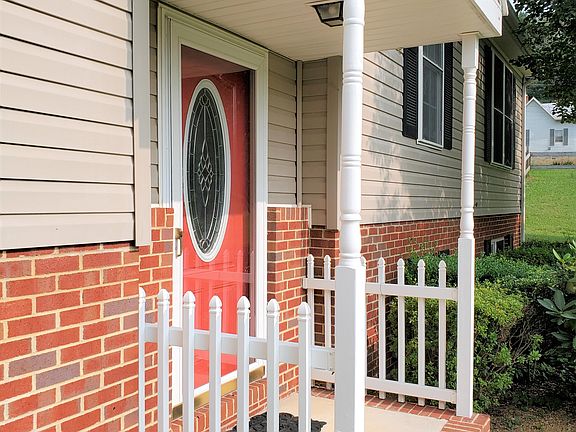 5th image of 105 Meadow Glen Ln