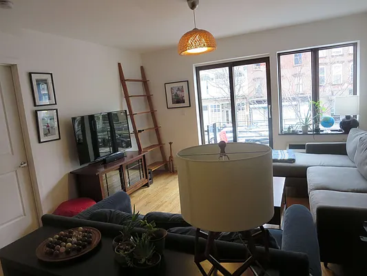 Rented by Noam T Elia, LREB | media 2