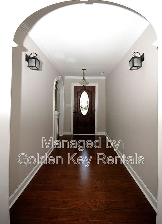 3 bed, 2.0 bath, 2300 sqft, $2,100 — Photo 2