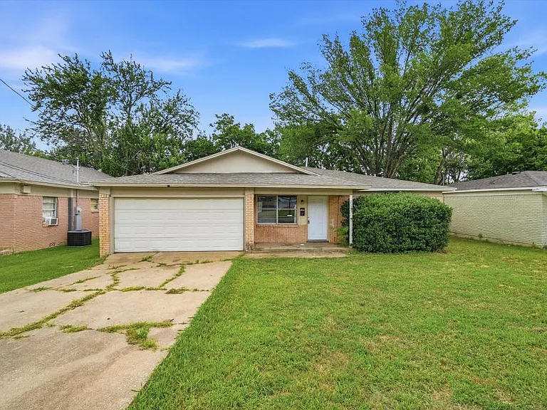 2521 N Hickory St — Photo 1