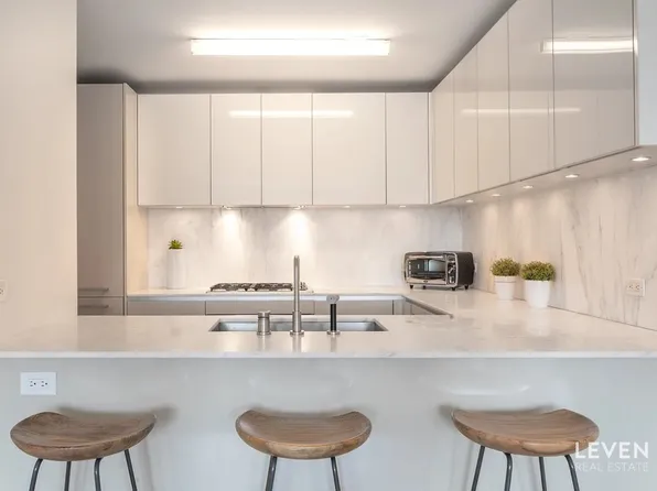 322 West 57th Street image 3 of 16