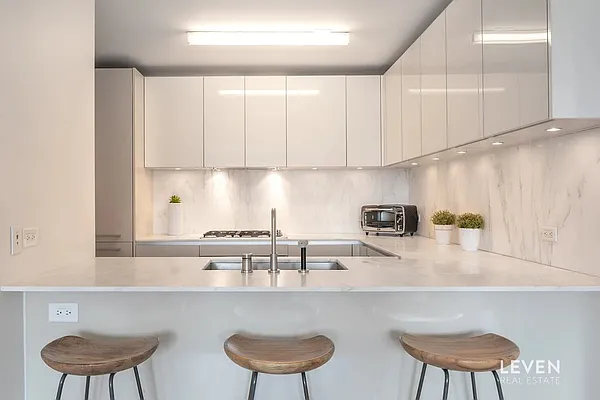 Sold by LEVEN Real Estate | media 3