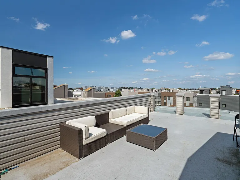 Roof-deck w/furniture