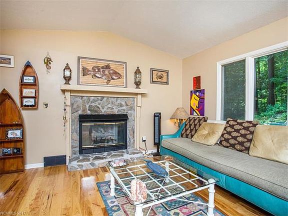 3rd image of 321 Woodland Trl