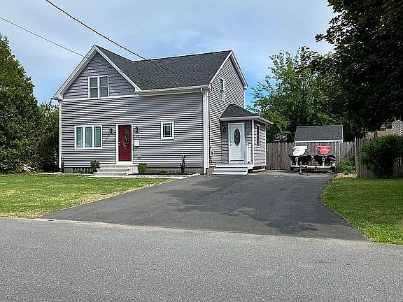 Side exterior with driveway 