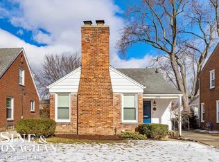 2040 Lochmoor Blvd, Grosse Pointe Woods, MI 48236