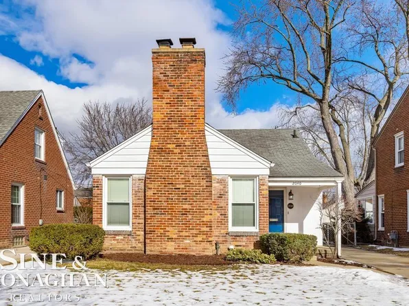 2040 Lochmoor Blvd, Grosse Pointe Woods, MI 48236