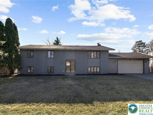 1290 Country Club Rd, Allentown, PA 18106