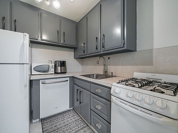 5th image of 305 E 24th St APT 11K