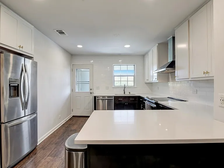 120 E Winchester Rd — Photo 2