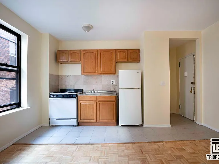 452 City Island Ave #2B — Photo 2