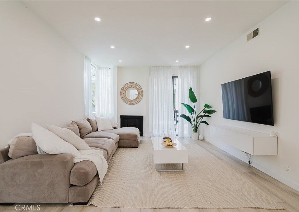 1st image of 1305 N Columbus Ave Unit 204