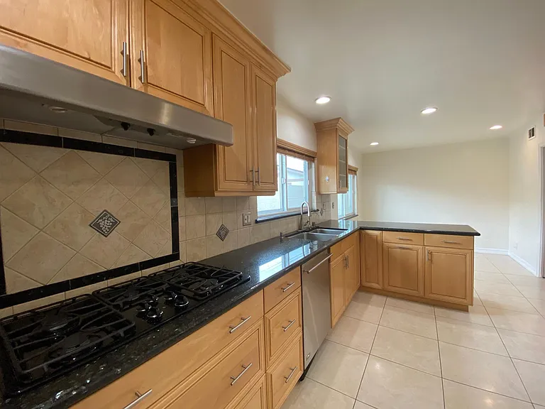 22539 Waterbury St — Photo 10